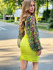  Limonkowa sukienka  z efektownymi rękawami